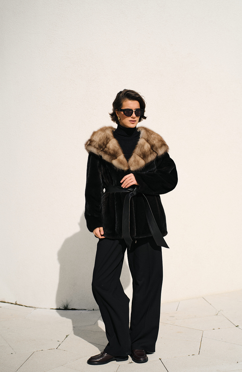 Шуба из меха норки с капюшоном из куницы Blackglama